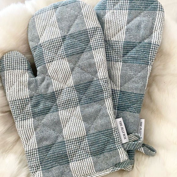 The Cross: Marjorie Oven Mitts (Fraiche Fuller Hearts Collection) - Picture 6 of 6